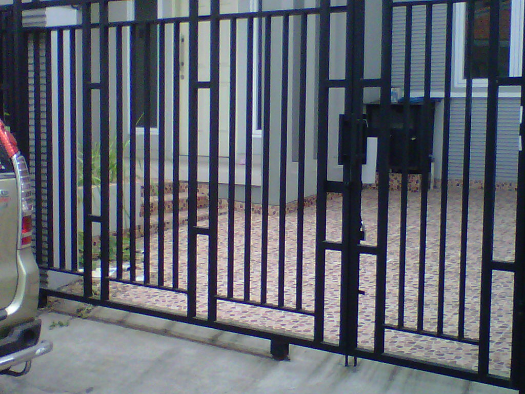 pintu besi pagar rumah teralis