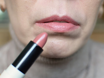 На губах Faberlic It's Collagen lipstick 41147 карамельный нюд