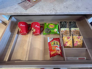 介紹一家宜蘭礁溪中價位CP值挺高的親子泡湯溫泉飯店：川湯春天旗艦館，主打親子溫泉渡假。有親子主題房，親子戲水設施（SPA按摩，滑水道，戶外湯池）和室內親子館卡茲童樂園，小朋友可以開車車，大小孩可以體驗賽車。就位於礁溪鬧街上，找餐廳方便，附近有礁溪地景廣場和湯圍溝溫泉公園。川湯春天飯店在礁溪還有德陽館
