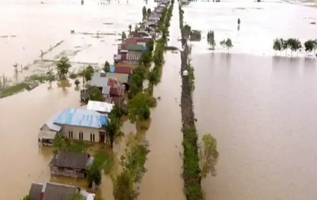 Sejumlah daerah di Kalimantan Selatan (Kalsel) terendam banjir pada beberapa hari terakhir. Setidaknya 1.500 rumah warga di Kecamatan Pengaron, Kabupaten Banjar, Kalsel kebanjiran. Ketinggian air mencapai 2-3 meter. Hujan deras yang merata selama beberapa hari terakhir diduga menjadi penyebab.