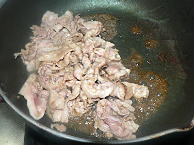 豚肉を炒める