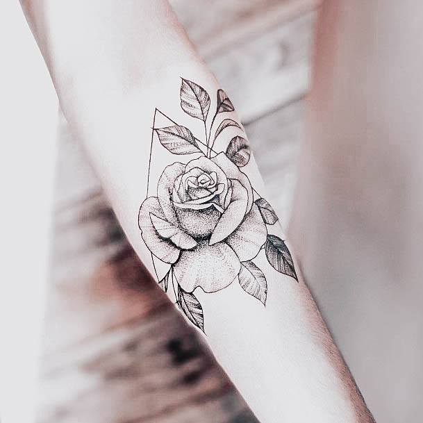 40 tatuagens de rosas pretas para mulheres que desejam um visual ousado!