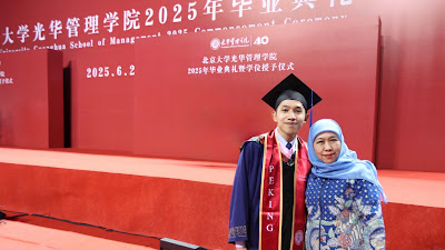 Gubernur Khofifah Jadi Tamu Kehormatan  di Peking University Tiongkok, Saat Hadiri Wisuda Sang Putra, 