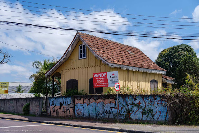 Casa de madeira com lambrequins