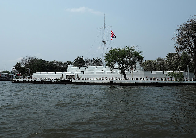 Бангкок, на реке Чао Прайя (Bangkok, on the Chao Phraya river)