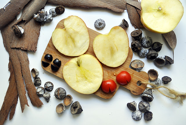 las aceitunas cortadas en 4 partes y los tomates en dos