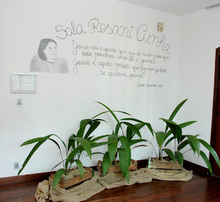  Homenagem a Rosani Cunha na sala de primeiro atendimento do CRAS São Pedro, com desenho do artista plástico Alex Neves de Oliveira