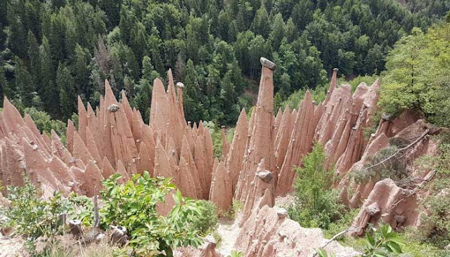 PIRAMIDA BUMI DARI TYROL SELATAN DI ITALIA UTARA