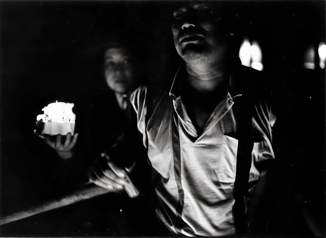 "A la lueur de lampions" - (Sujet : la guide et le capitaine, Baie d'Halong, Vietnam ; Materiel : Canon A1, 50mm, TriX400)