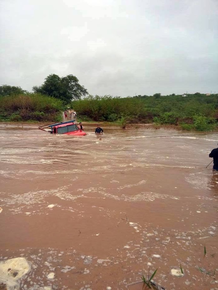 Após chuvas, caminhão quase é arrastado