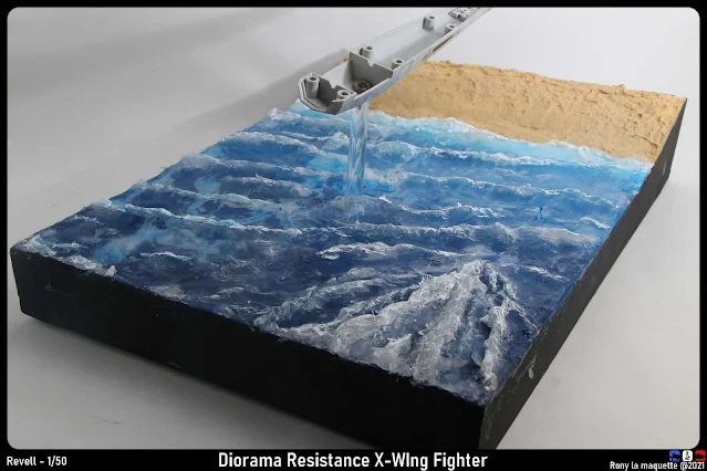Réalisation des vagues du diorama avec un X-Wing.