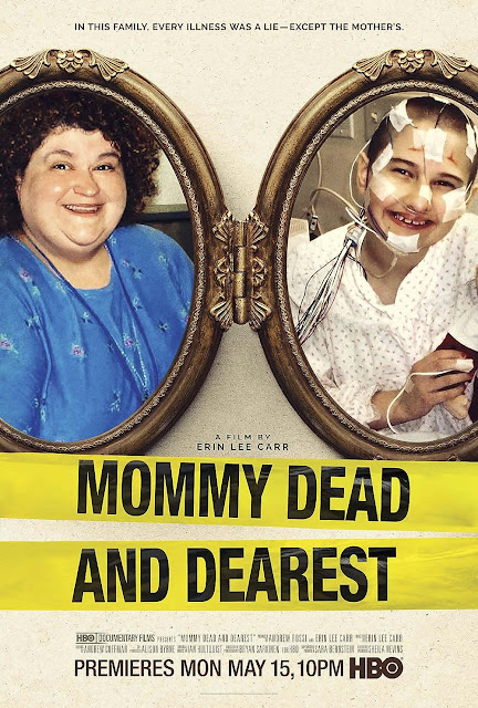 Uma foto em close de um medalhão mostrando o rosto de Dee Dee Blanchard de um lado e o rosto de Gypsy Rose do outro, destacando a complexa relação entre mãe e filha retratada no documentário "Mommy Dead and Dearest". A imagem reflete a trama perturbadora e intrigante que envolve a história real de manipulação, abuso e segredos chocantes.