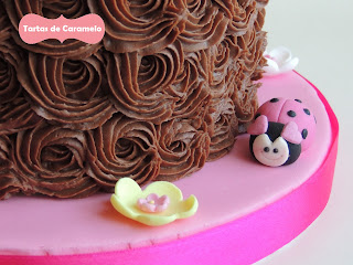 Tarta del hada buena y el hada Peppa Pig: detalle buttercream y mariquita