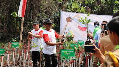 KLHK Bersama Generasi Milenial Tanam Mangrove Dikawasan PIK Jakarta