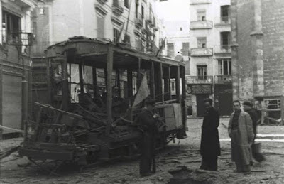 Foto de la Guerra Civil de un tranvía destrozado por una bomba junto al Miguelete