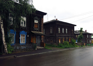 Casa de madera en Tomsk, transiberiano 2015