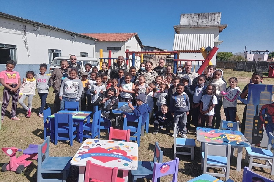 Creche de Perdões recebe móveis de madeira fabricados por presos de Lavras