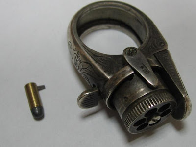 Foto: Pistol Hanya Sebesar Cincin Jari,. Unik [ www.BlogApaAja.com ]