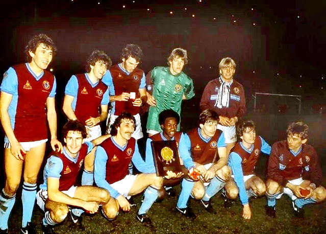 📸ASTON VILLA F. C. 📆26 enero 1983 ⬆️Gary Williams, Peter Withe, Nigel Spink, Gary Shaw. ⬇️Andy Blair, Des Bremner, Mark Walters, Ken McNaught, Gordon Cowans, Tony Morley. Los jugadores del Aston Villa celebran el título de la Supercopa de Europa. ASTON VILLA F. C. 3 🆚 F. C. BARCELONA 0 Resultado eliminatoria: ASTON VILLA FC 3 🆚 FC BARCELONA 1 Miércoles 26/01/1983, 20:30 horas. VIII Supercopa de Europa, final, partido de vuelta. Birmingham, Inglaterra, Reino Unido, Villa Park: 31.570 espectadores. GOLES: ⚽1-0: 79’, Gary Shaw. ⚽2-0: 100’, Gordon Cowans. ⚽3-0: 104’, Ken McNaught.