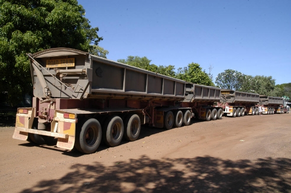 foto truk gandeng yang besar dan panjang