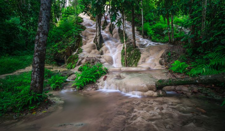 Bua Thong, Air Terjun Paling Unik di Dunia