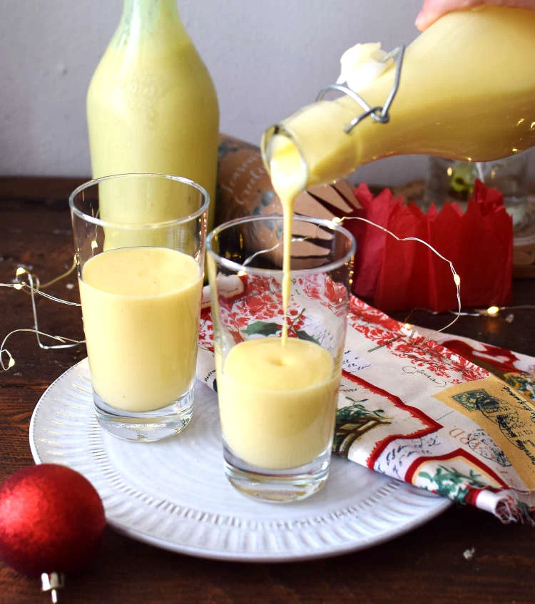 Sirve el  ponche crema frío,  con o sin hielo