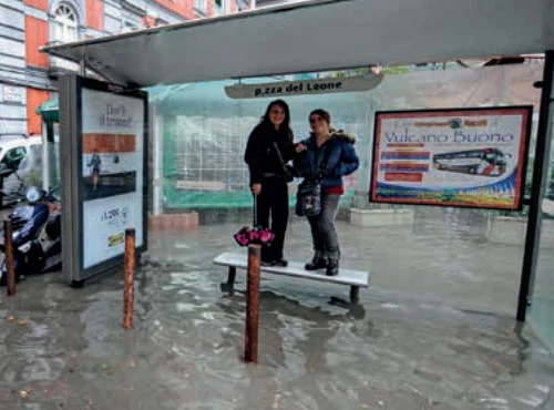 Una fermata autobus allagata a Napoli