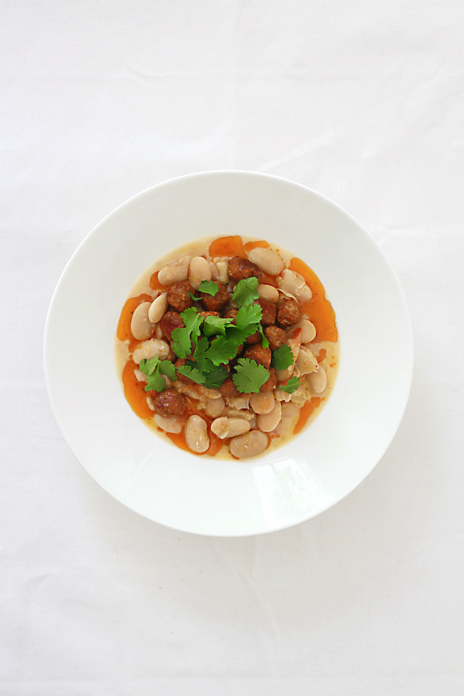 Merguez-Bällchen (Lammbratwurst) mit weißen Riesenbohnen, Tomaten-Concassée und frischer Koriander | Arthurs Tochter kocht. von Astrid Paul