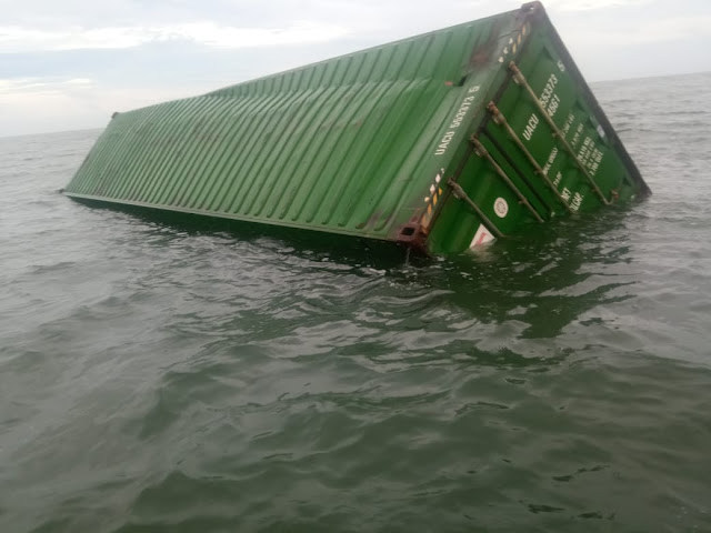 Karena Diterjang Ombak, Kapal Tongkang Marcopolo 188 Bermuatan 195 Container Tenggelam di Perairan Karimun