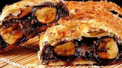 Strudel Pisang di Lumajang Jawa Timur merupakan salah satu camilan paling populer dan lezat di Indonesia. Terbuat dari jenis pisang khusus yang disebut pisang raja, yang dibungkus dengan lapisan adonan tipis, digoreng, dan kemudian ditaburi gula.