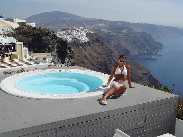 Santorini white looks and hotels