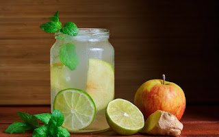 Agua detox de manzana