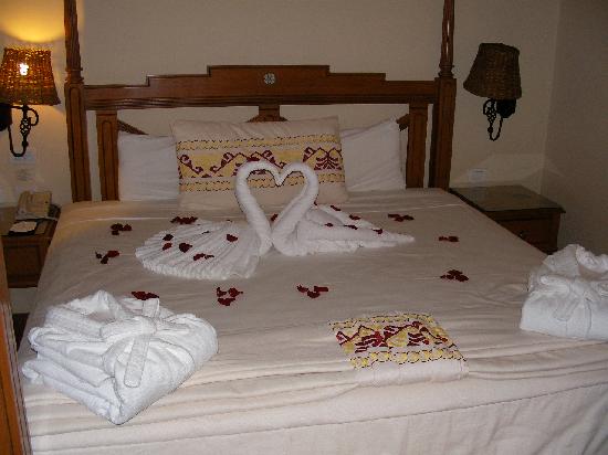 Indian Honeymoon Tour Packages Wedding  Night  Golden 