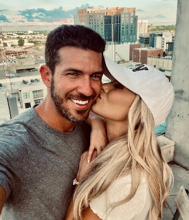 Pictue of Tomi Lahren kissing her husband JP Arencibia