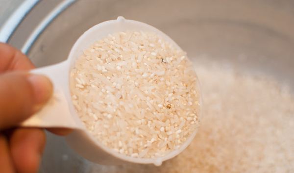 Cách đong gạo nấu cơm bằng bát gạo hoặc bơ gạo