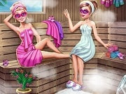 Súper Barbie quiere disfrutar de una relajante terapia de spa en el sauna. Luchar contra los villanos puede ser muy estresante y nuestras hermosas superhéroes deben mantener su aspecto magnífico. Super Barbie necesita ayuda para tener un momento de relax, debemos prepararla antes de entrar en la sala de vapor y elegir sus aceites esenciales favoritos. Después de la sesión de sauna, vamos a probar diferentes trajes y escoger el perfecto para una nueva aventura.