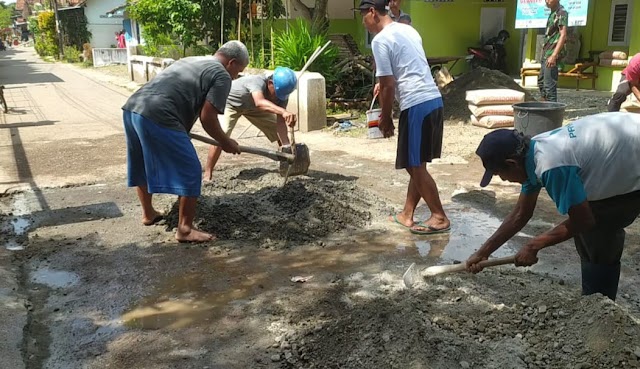 Prihatin Jalan Rusak,Warga Kelurahan Kebumen Lakukan Aksi Perbaikan dengan Dana Patungan