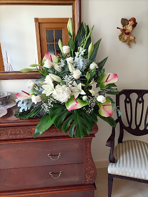 Ramos, centros, cestas, caja con flores en colores alegres para  momentos bonitos de nuestra vida