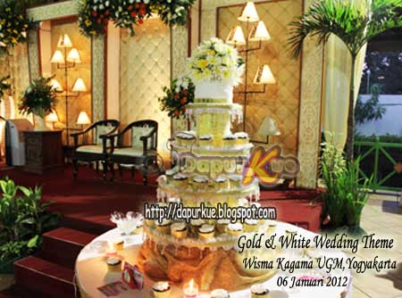 Gold n White Wedding Theme Wisma KAGAMA UGM YOGYAKARTA 06 Januari 2012
