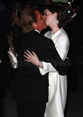 Anne Hathaway Valentino on Actress Anne Hathaway Kissin  Valentino At The Premiere Of The Film