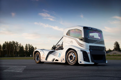 To φορτηγό της Volvo “The Iron Knight“κατέρριψε 2 παγκόσμια ρεκόρ με ειδικά ελαστικά Goodyear για φορτηγά