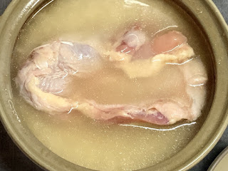 鶏もも肉を乗せて炊き込む