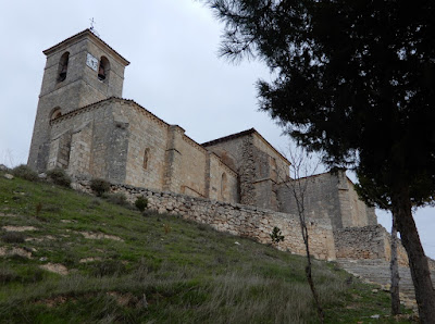 Iglesia de Cabañes de Esgueva vista desde abajo