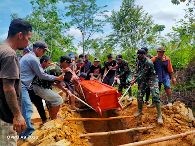 Ringankan Duka Warga, Anggota Satgas Pamtas Yonif 144/JY Bantu Pemakaman di Perbatasan