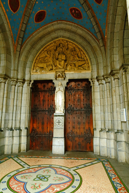 Rosary Basilica and the Basilica of the Immaculate Conception. Lourdes. France. Базилика Розария и базилика Непорочного Зачатия. Лурд. Франция.