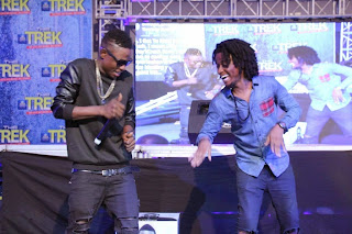 MTV VJ Ehiz could not help but joined Lil kesh on the stage while he displayed different dancing styles