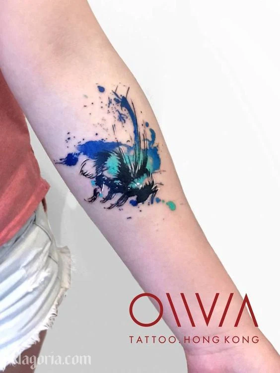 tatuaje de abeja azul estilo acuarela