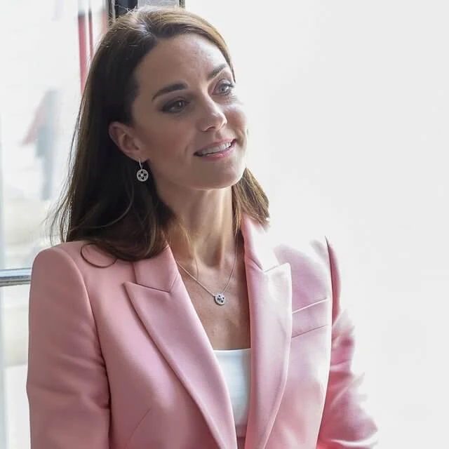 Kate Middleton wore a pink single-breasted wool blazer by Alexander McQueen. White top and pink suede pumps