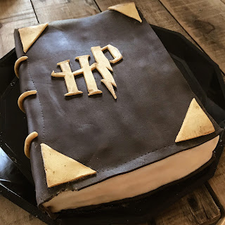 gâteau en forme de vieux grimoire Harry Potter