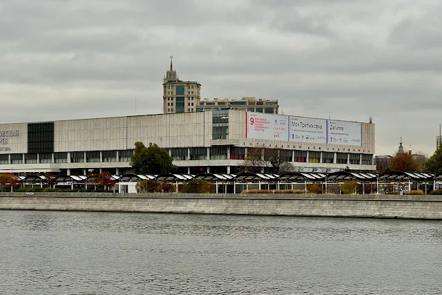Пречистенская набережная, Москва-река, вид на Крымскую набережную, Государственная Третьяковская галерея – корпус «Новая Третьяковка»